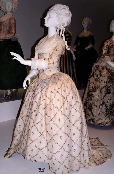 Robe à l’anglaise, side view