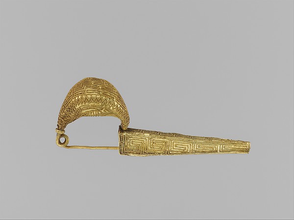 Gold sanguisuga-type fibula (safety pin) with patterns in granulation