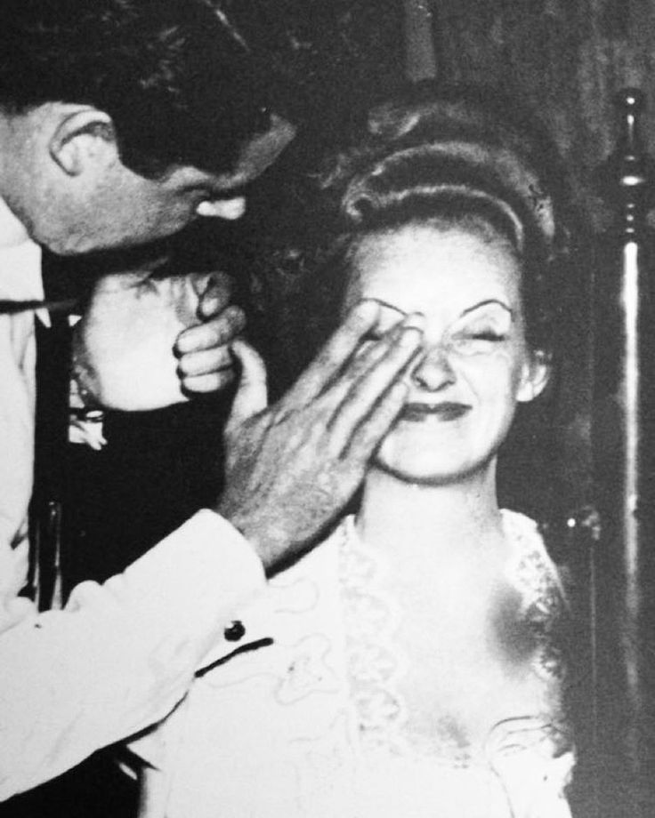 Warner Brothers make-up artist Perc Westmore applies white foundation base to Bette Davis on the set of The Little Foxes