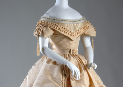 1865 – Cream silk taffeta evening dress