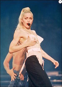 Madonna en corset Jean Paul Gaultier lors du "Blonde Ambition Tour", à Tokyo
