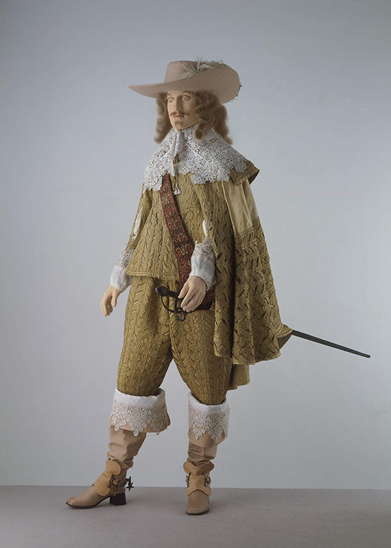 Man's ensemble. Cloak, doublet and breeches in gold satin