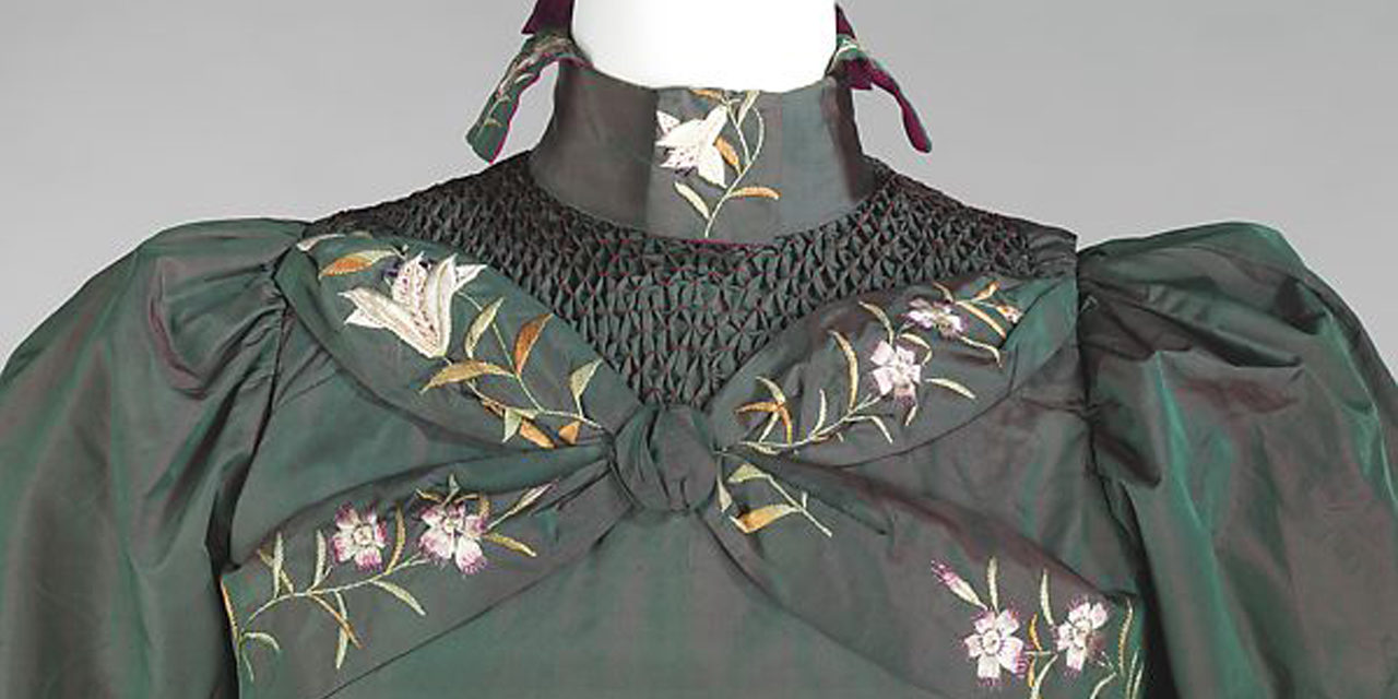 1898-1901 – Green silk embroidered tea gown