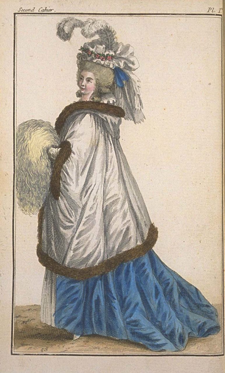 Bonnet de gaze soufflée, à la Figaro, surmonté de deux plumes blanches soutenues par une guirland de fleurs